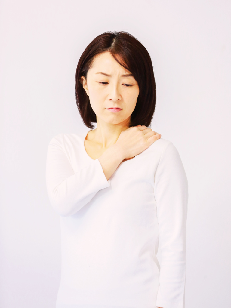 woman with frozen shoulder embrace physiotherapy singapore